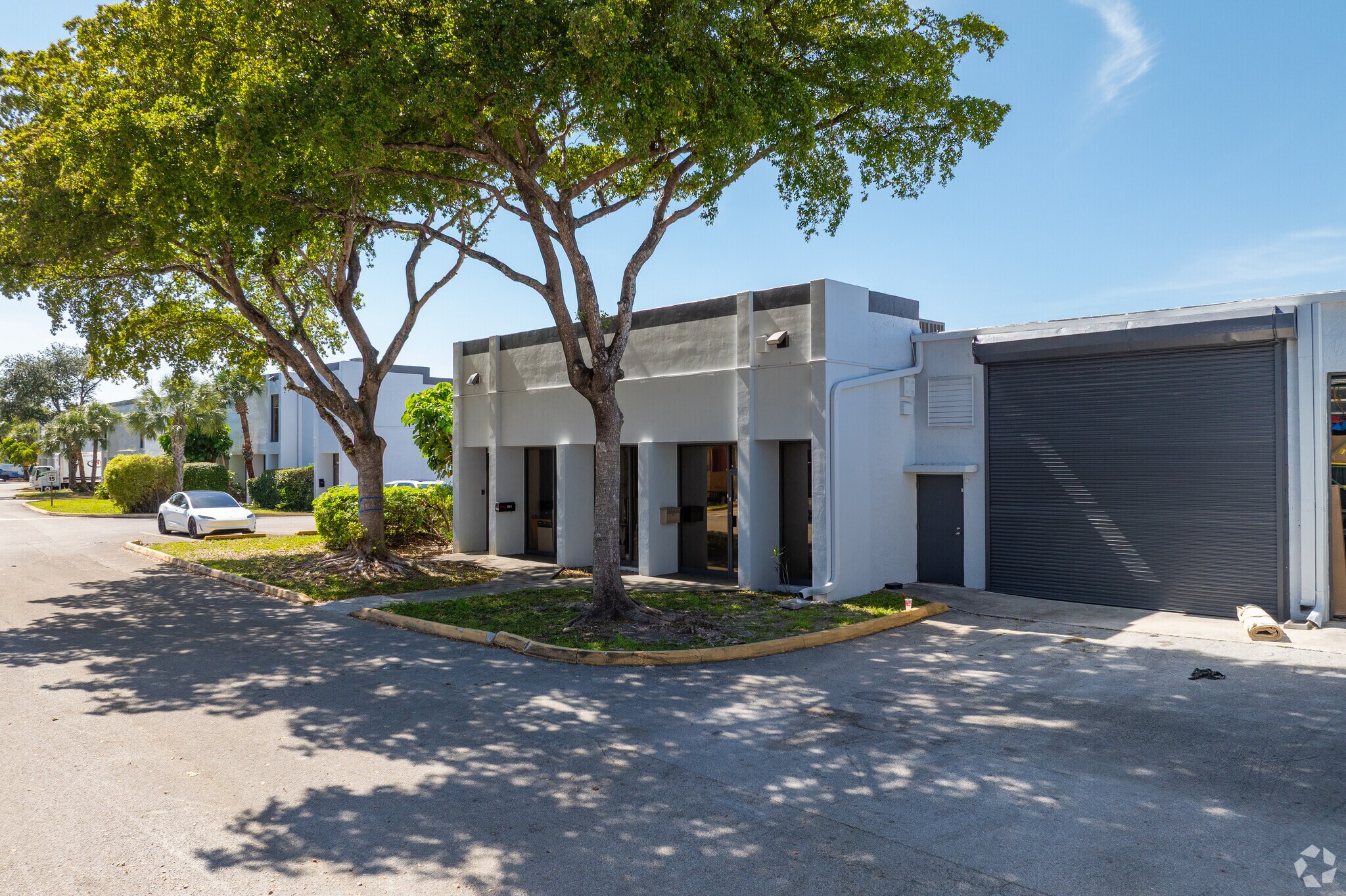 19555 NE 10th Ave, Miami, FL à louer Photo principale– Image 1 sur 19