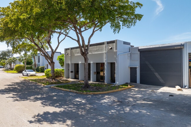 Plus de détails pour 19555 NE 10th Ave, Miami, FL - Bureau, Industriel/Logistique à louer