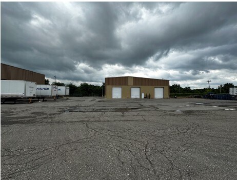 66,724 SF TOTAL (2 BUILDINGS) WAREHOUSE portefeuille de 2 biens à vendre sur LoopNet.fr - Photo de l’immeuble – Image 2 sur 11