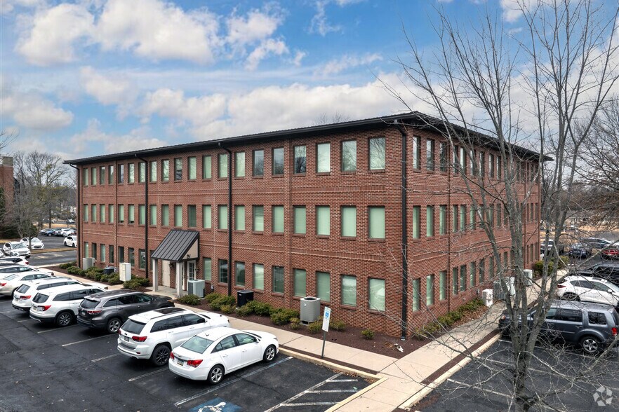 370 E Maple Ave, Langhorne, PA à louer - Photo de l’immeuble – Image 3 sur 6