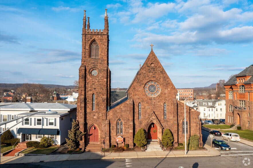 136 E Main St, Meriden, CT à vendre - Photo de l’immeuble – Image 3 sur 32