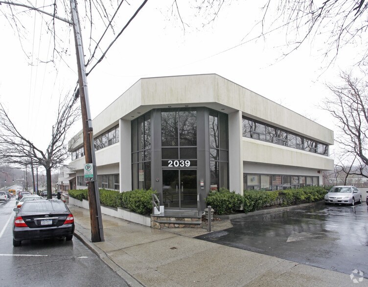 2039 Palmer Ave, Larchmont, NY à louer - Photo de l’immeuble – Image 2 sur 30