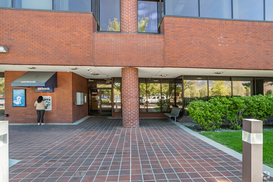 5190 Neil Rd, Reno, NV à louer - Photo de l’immeuble – Image 2 sur 10