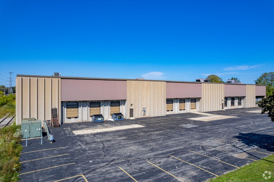 9011-9045 N Deerwood Dr, Brown Deer, WI à louer - Photo principale – Image 1 sur 20