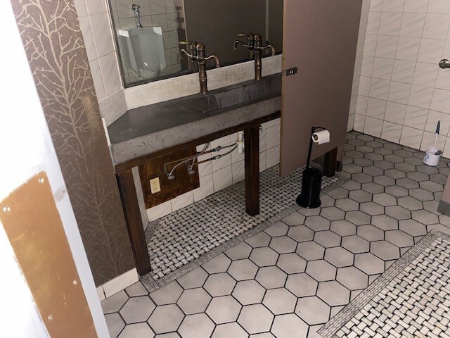 21445 Gumina Rd, Brookfield, WI à vendre - Photo de l’immeuble – Image 2 sur 86