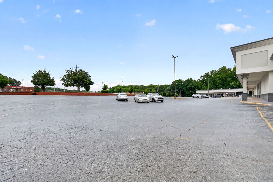 2455 Delowe Dr, Atlanta, GA à louer - Photo de l’immeuble – Image 2 sur 17