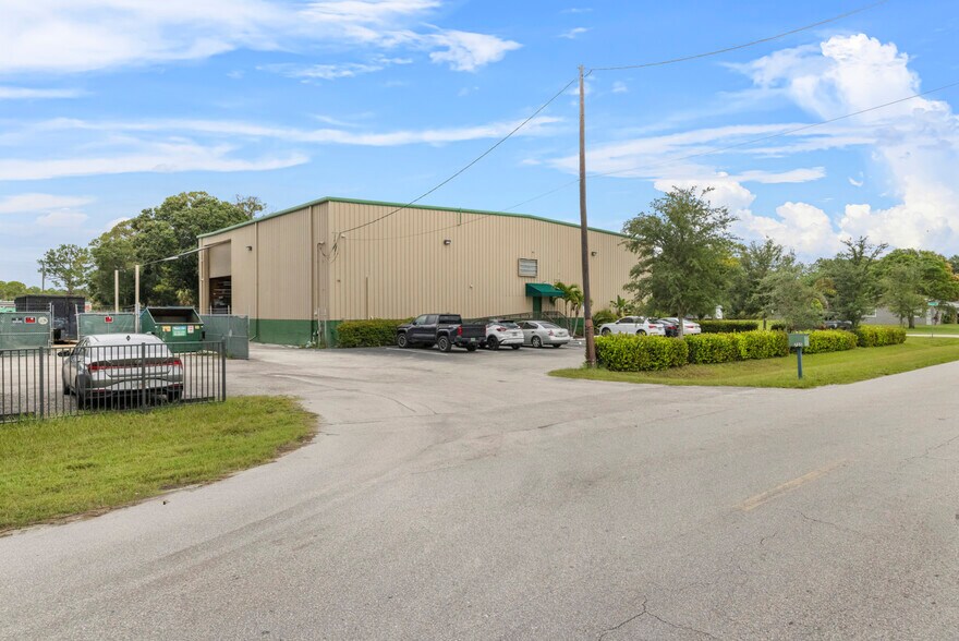 705 N 39th St, Fort Pierce, FL à vendre - Photo de l’immeuble – Image 1 sur 8