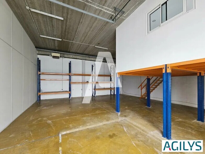 Local d'activités dans Villejust à vendre - Photo intérieure – Image 2 sur 7