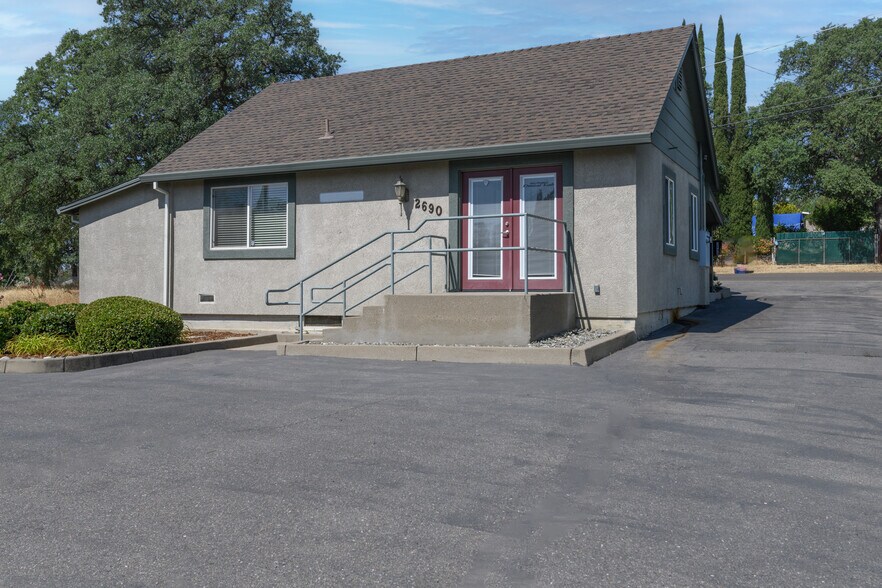 2690 Victor Ave, Redding, CA à vendre - Photo de l’immeuble – Image 2 sur 16