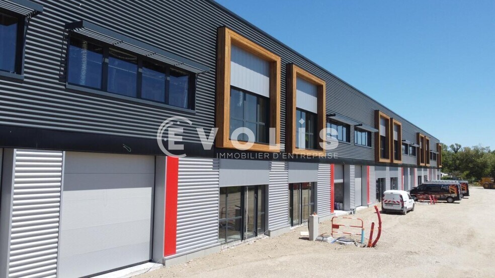 Local d’activités dans Manosque à louer - Photo de l’immeuble – Image 2 sur 7