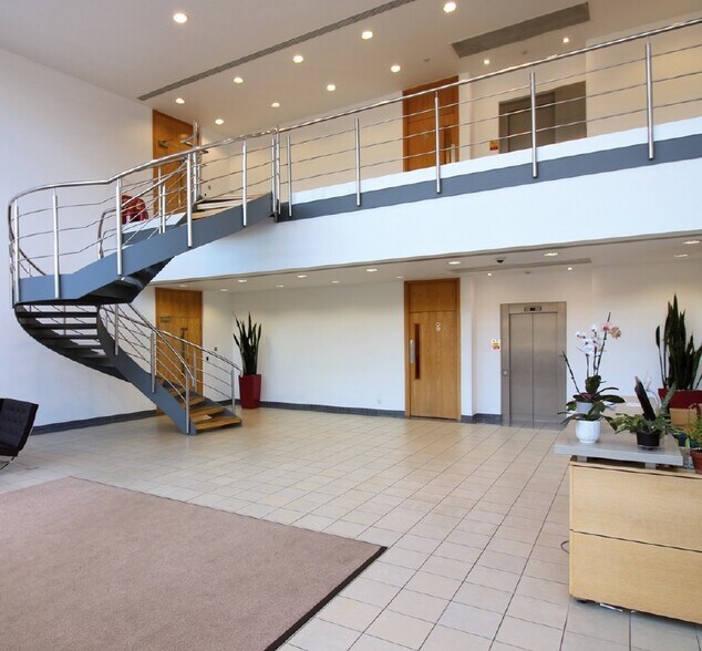 Falcon Way, Welwyn Garden City à louer - Photo de l’immeuble – Image 3 sur 6
