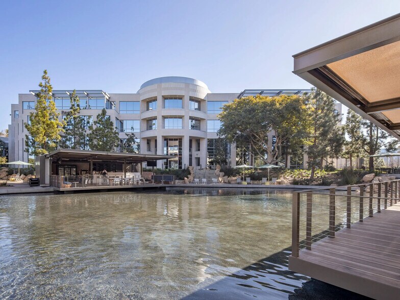 4435 Eastgate Mall, San Diego, CA à louer - Photo de l’immeuble – Image 3 sur 4