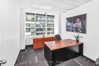 120 Eglinton Ave E, Toronto, ON à louer Photo de l’immeuble– Image 2 sur 5
