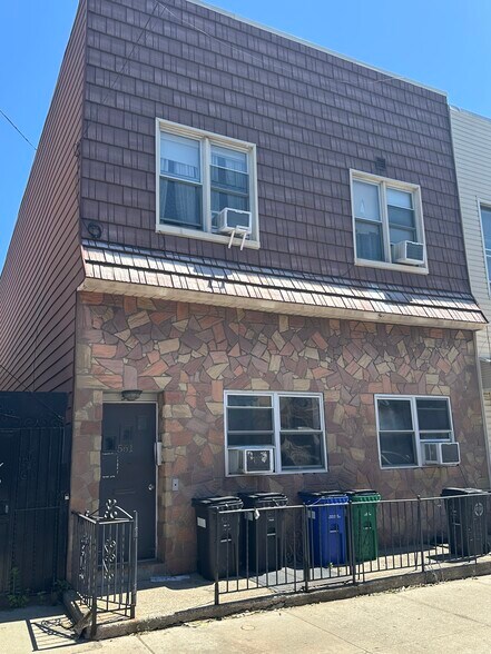 561 Fairview Ave, Ridgewood, NY à vendre - Photo de l’immeuble – Image 1 sur 16