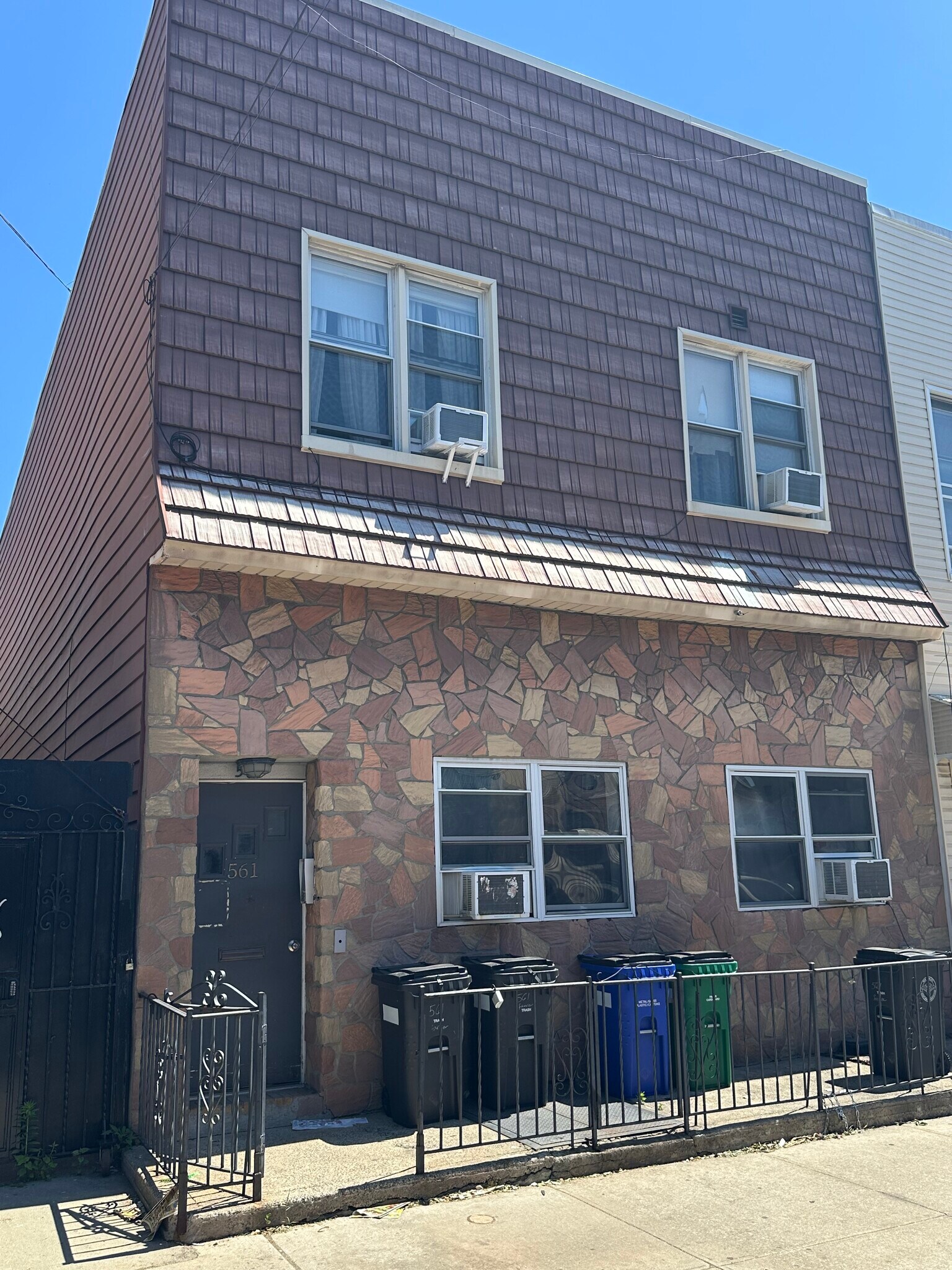 561 Fairview Ave, Ridgewood, NY à vendre Photo de l’immeuble– Image 1 sur 17