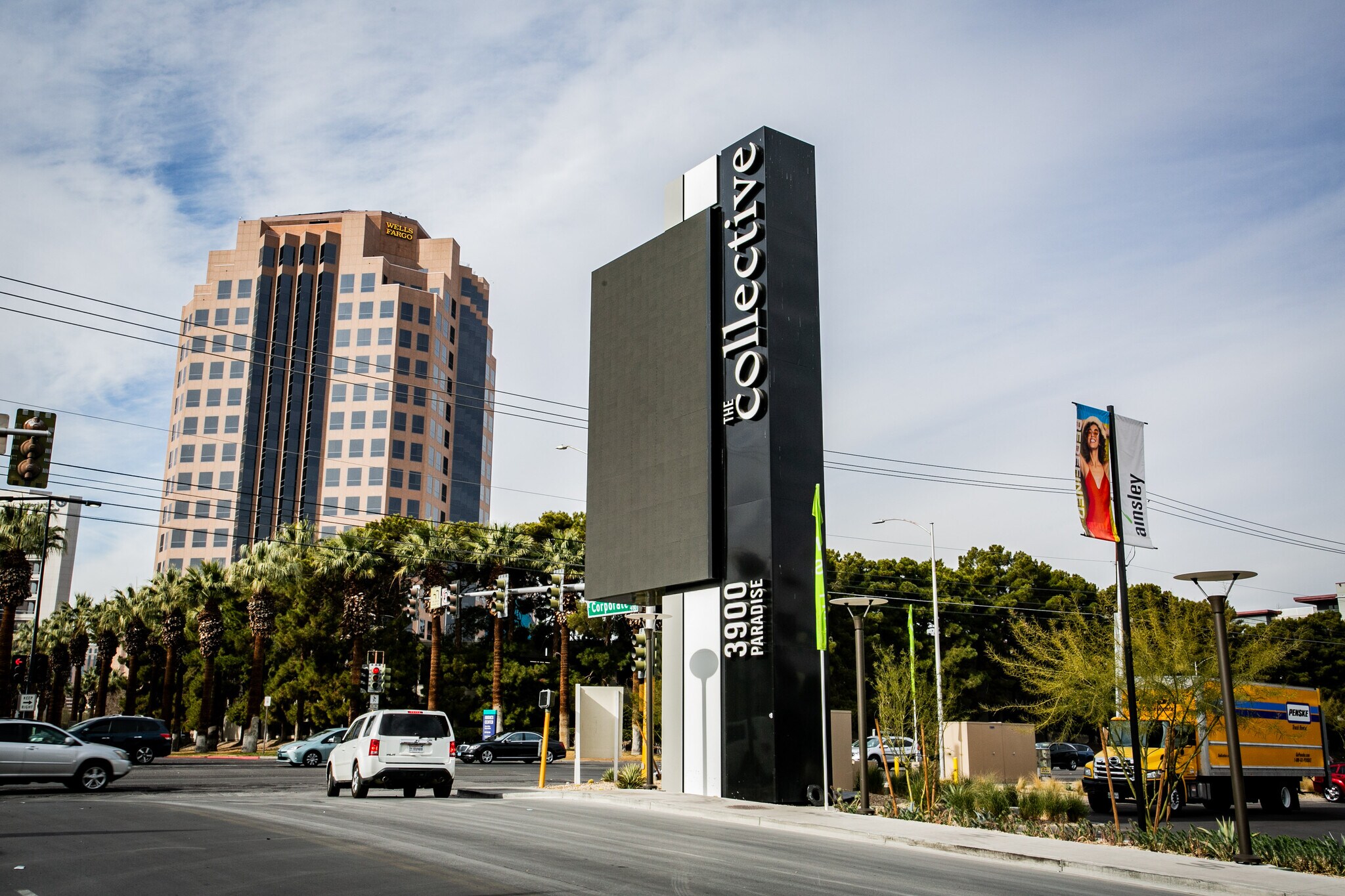 3900-3910 Paradise Rd, Las Vegas, NV à louer Photo principale– Image 1 sur 9
