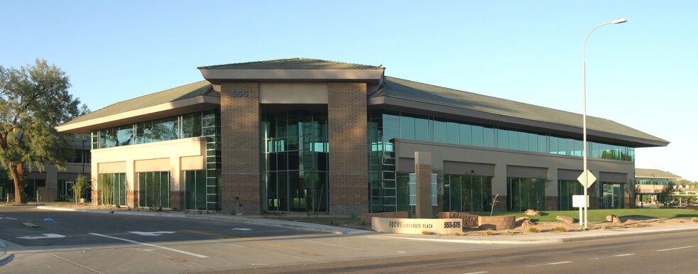555 W Chandler Blvd, Chandler, AZ à louer - Photo de l’immeuble – Image 2 sur 11
