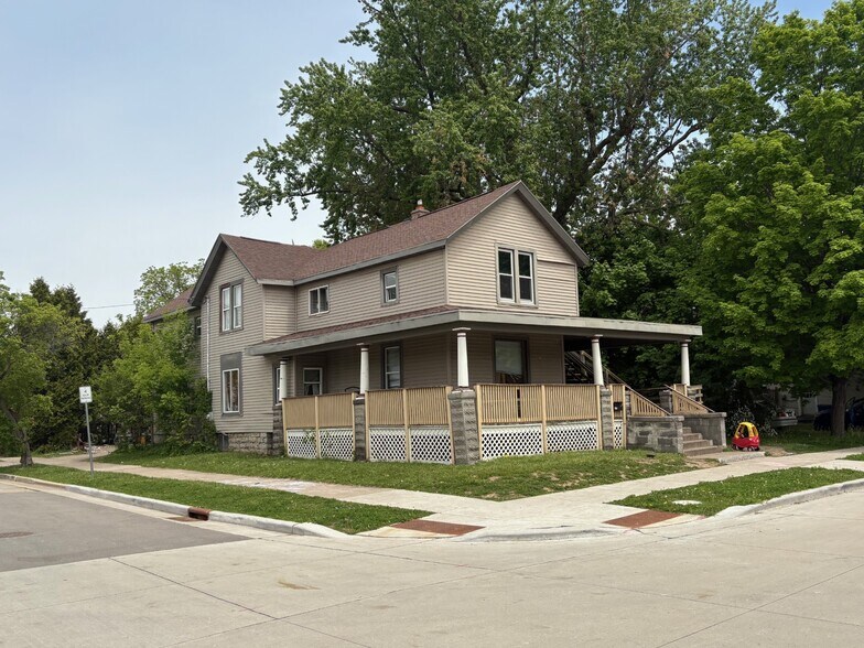 420 W Lincoln Ave, Oshkosh, WI à vendre - Photo principale – Image 1 sur 1