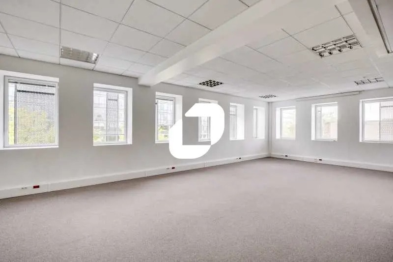 8 Square Isaac Newton, Montigny-le-Bretonneux à louer - Photo de l’immeuble – Image 3 sur 24