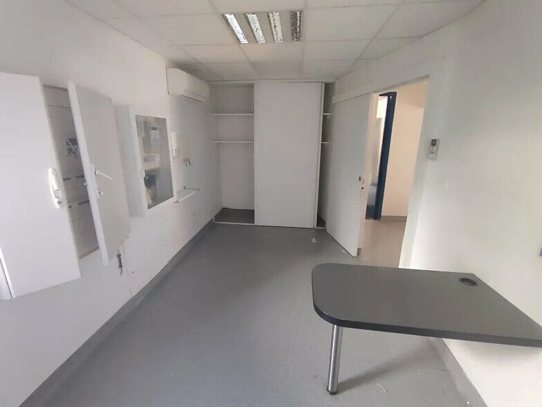 Bureau dans Villefontaine à vendre - Photo de l’immeuble – Image 3 sur 8