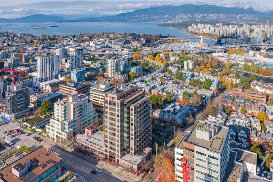 1333 W Broadway, Vancouver, BC à louer - Photo de l’immeuble – Image 3 sur 5