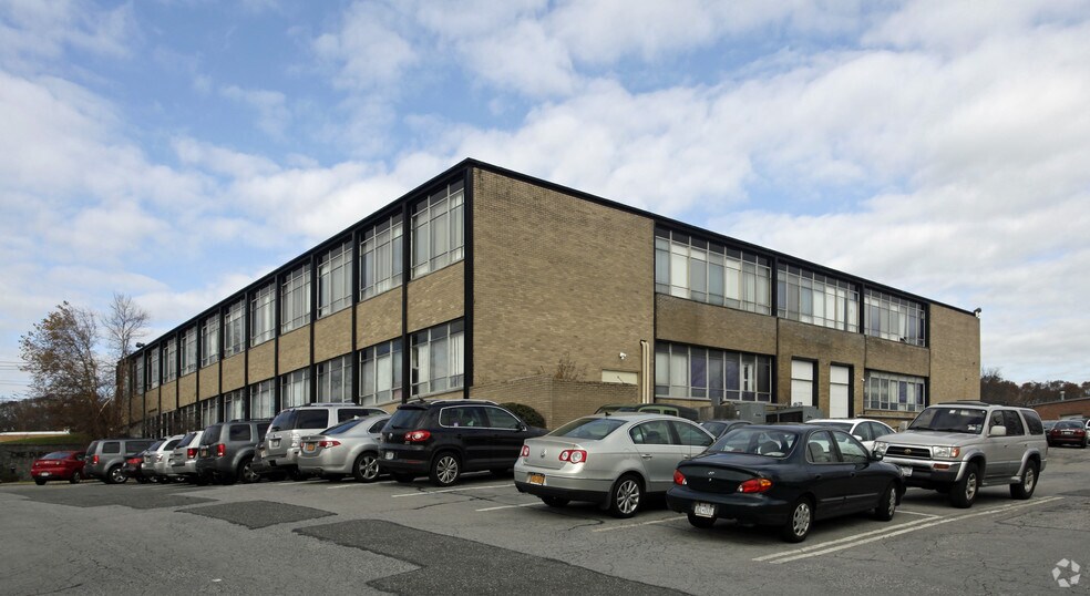 1 DuPont St, Plainview, NY à louer - Photo de l’immeuble – Image 3 sur 6