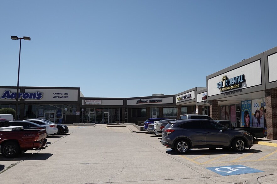 817 W Pioneer Pky, Grand Prairie, TX à louer - Photo de l’immeuble – Image 3 sur 9