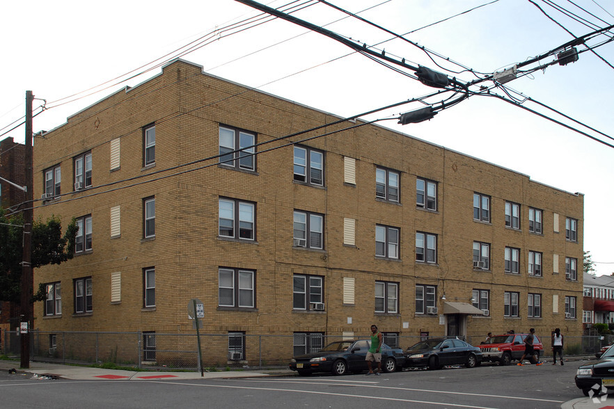 420 E 26th St, Paterson, NJ à vendre - Photo de l’immeuble – Image 2 sur 3