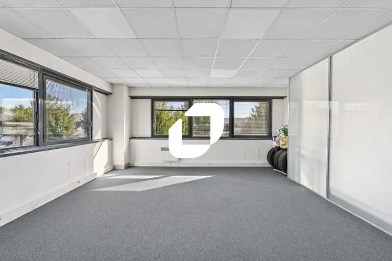 Bureau dans Roissy-en-France à louer - Photo de l’immeuble – Image 1 sur 12