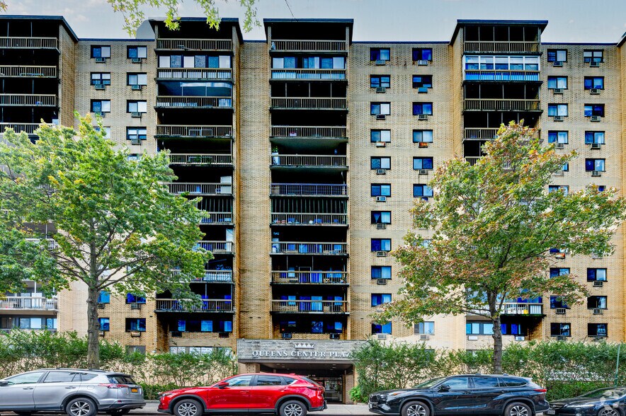 8708 Justice Ave, Elmhurst, NY à vendre - Photo de l’immeuble – Image 2 sur 12