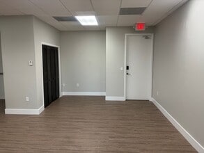 12855 SW 132nd St, Miami, FL à louer Photo intérieure– Image 2 sur 11