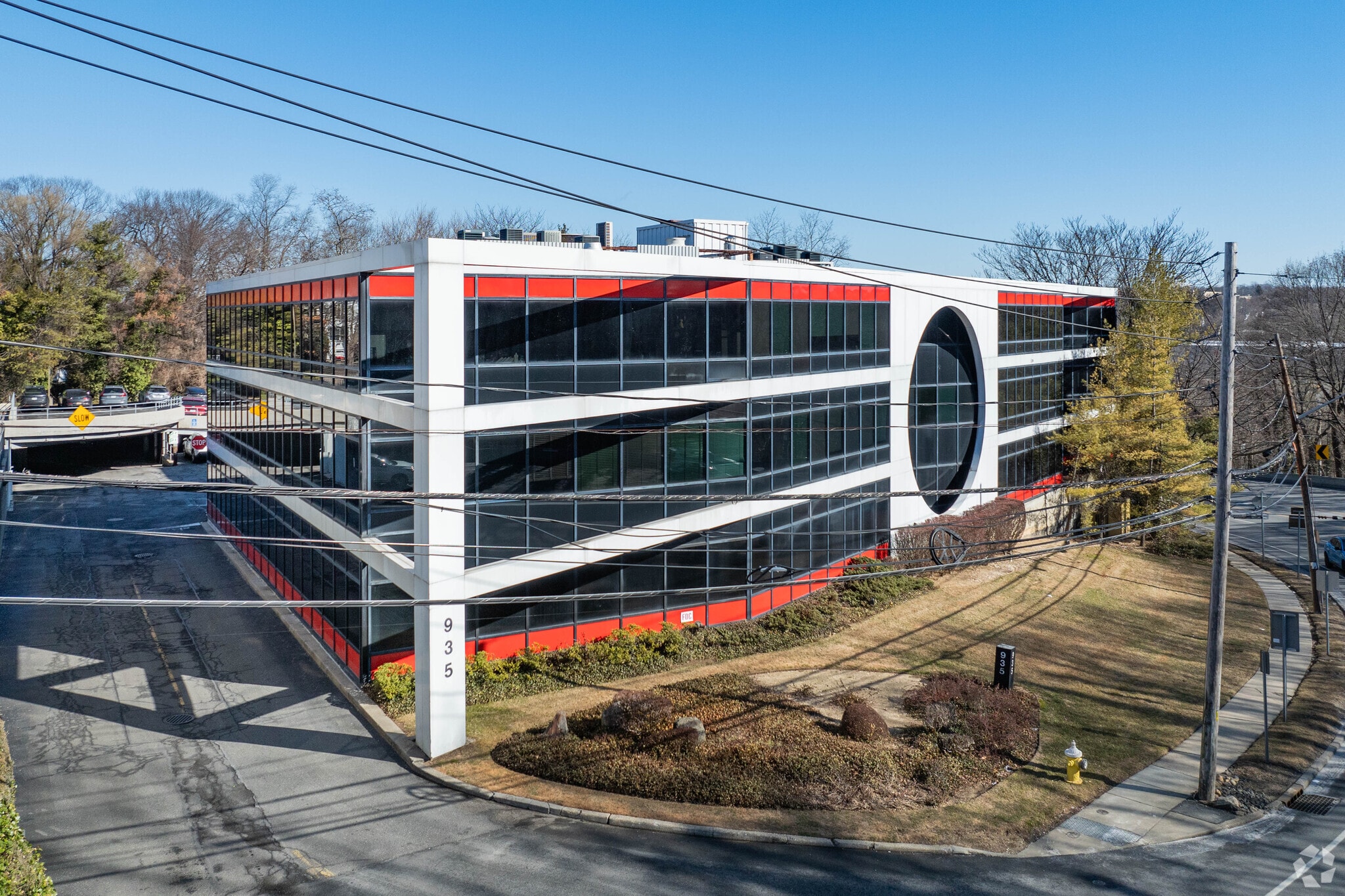 935 Northern Blvd, Great Neck, NY à louer Photo principale– Image 1 sur 13