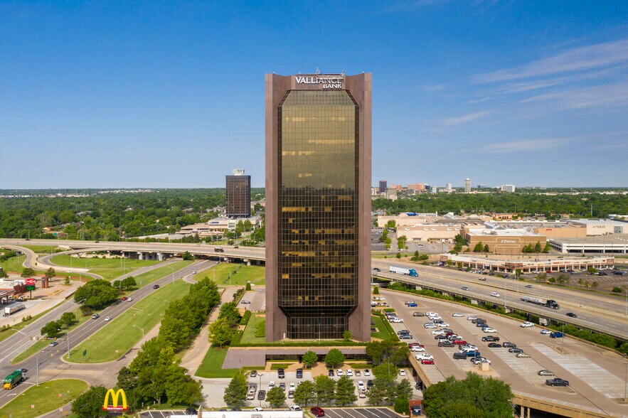1601 NW Expressway, Oklahoma City, OK à louer - Vidéo aérienne – Image 2 sur 15