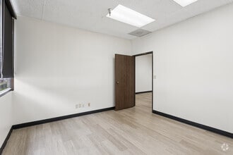 1661 N Raymond Ave, Anaheim, CA à louer Photo intérieure– Image 2 sur 2