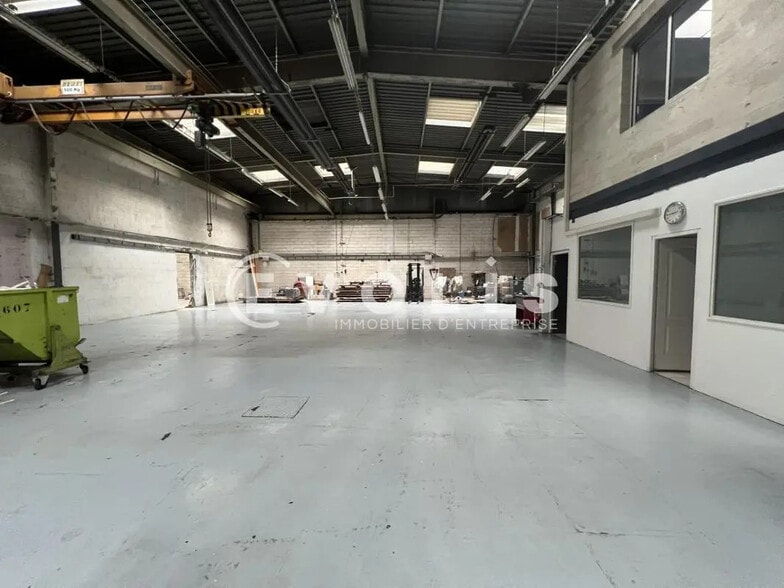Local d'activités dans Saint-Priest à vendre - Photo de l’immeuble – Image 3 sur 15