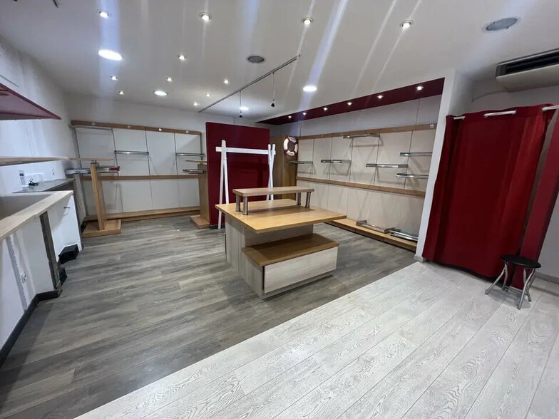 Local commercial dans Bagnols-sur-Cèze à vendre - Photo de l’immeuble – Image 2 sur 6