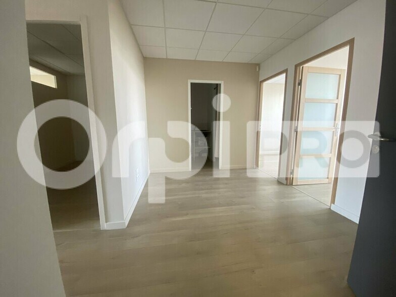 Bureaux/Médical dans Civrieux D Azergues à louer - Photo intérieure – Image 1 sur 10