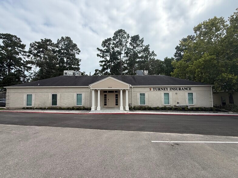 3305 W Davis St, Conroe, TX à louer - Photo de l’immeuble – Image 2 sur 15