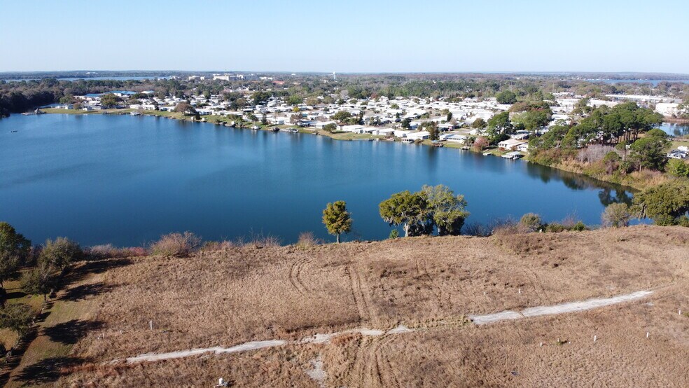1655 Nightingale Ln, Tavares, FL à vendre - Photo de l’immeuble – Image 3 sur 23
