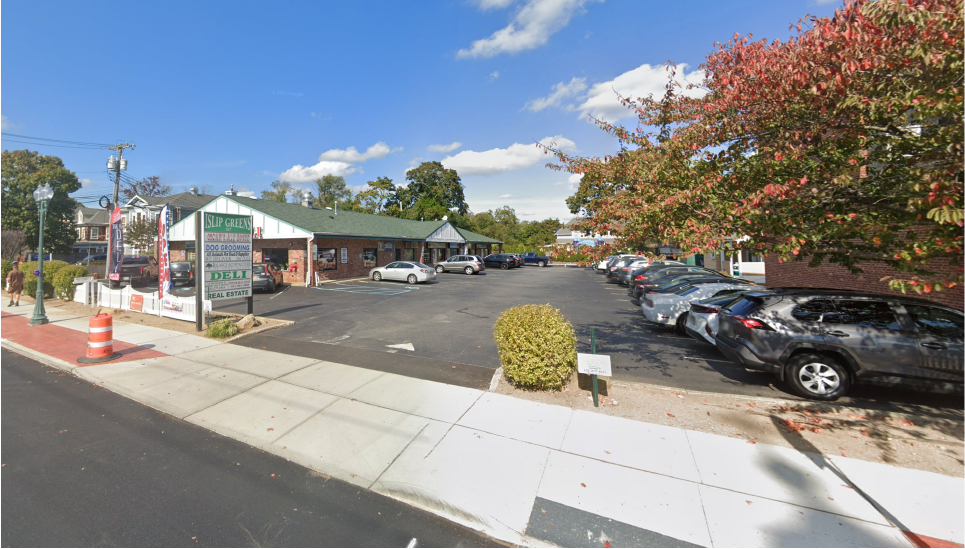 117 Main St, East Islip, NY à vendre - Photo de l’immeuble – Image 2 sur 4