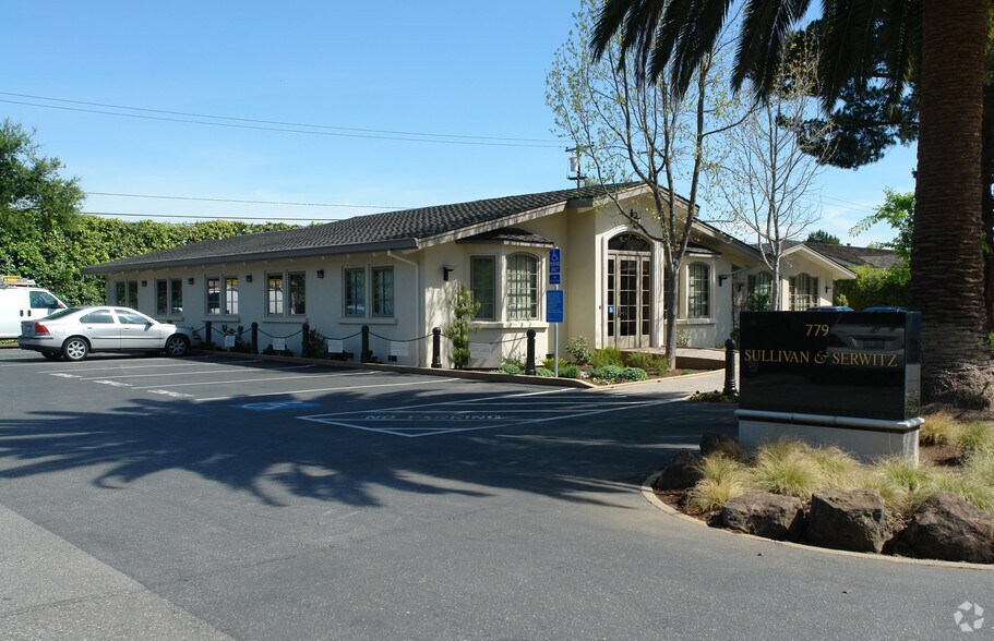 779 Altos Oaks Dr, Los Altos, CA à vendre - Photo de l’immeuble – Image 2 sur 4