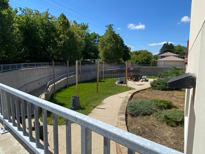 3333 S Howell Ave, Milwaukee, WI à vendre - Photo de l’immeuble – Image 3 sur 18