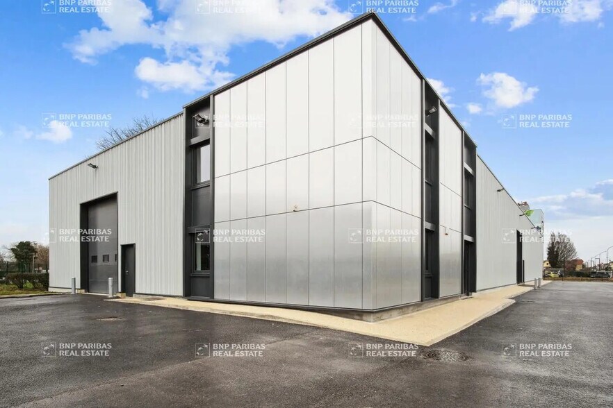 Local d’activités dans Vaires-sur-Marne à louer - Photo de l’immeuble – Image 1 sur 18