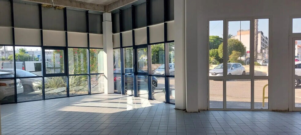 Local commercial dans La Seyne-sur-Mer à louer - Photo de l’immeuble – Image 3 sur 8