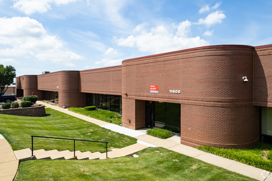 11600-11612 Lilburn Park Rd, Maryland Heights, MO à louer - Photo de l’immeuble – Image 1 sur 6