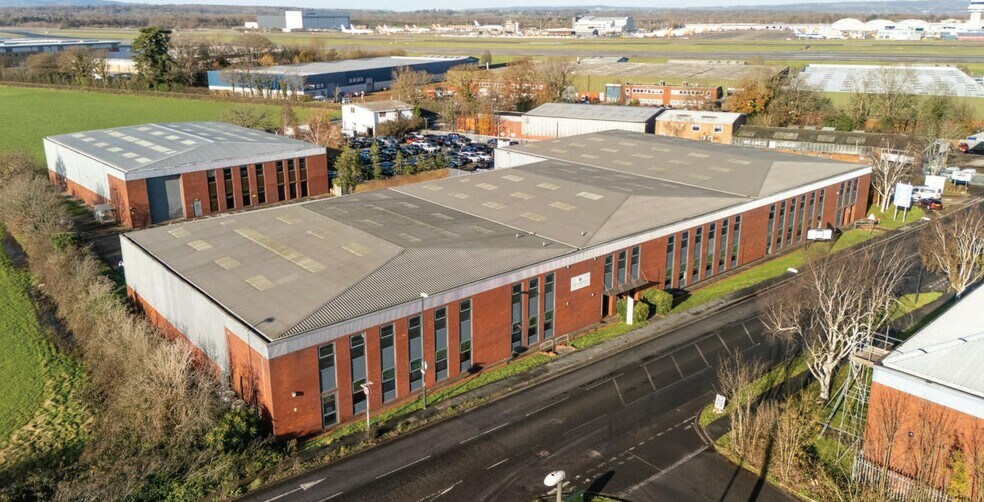 Old Brighton Rd, Lowfield Heath à louer - Photo de l’immeuble – Image 3 sur 7