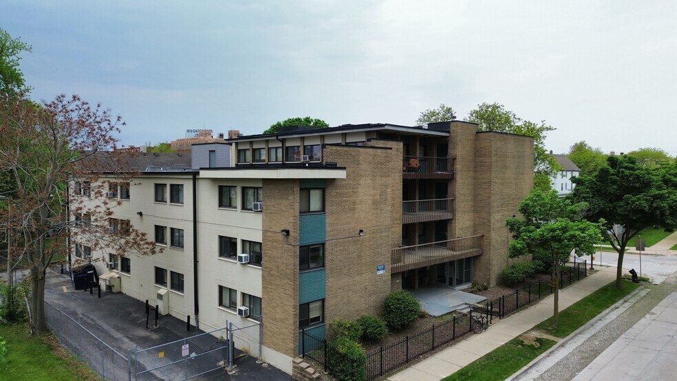 2125 W Kilbourn Ave, Milwaukee, WI à vendre - Photo de l’immeuble – Image 2 sur 15