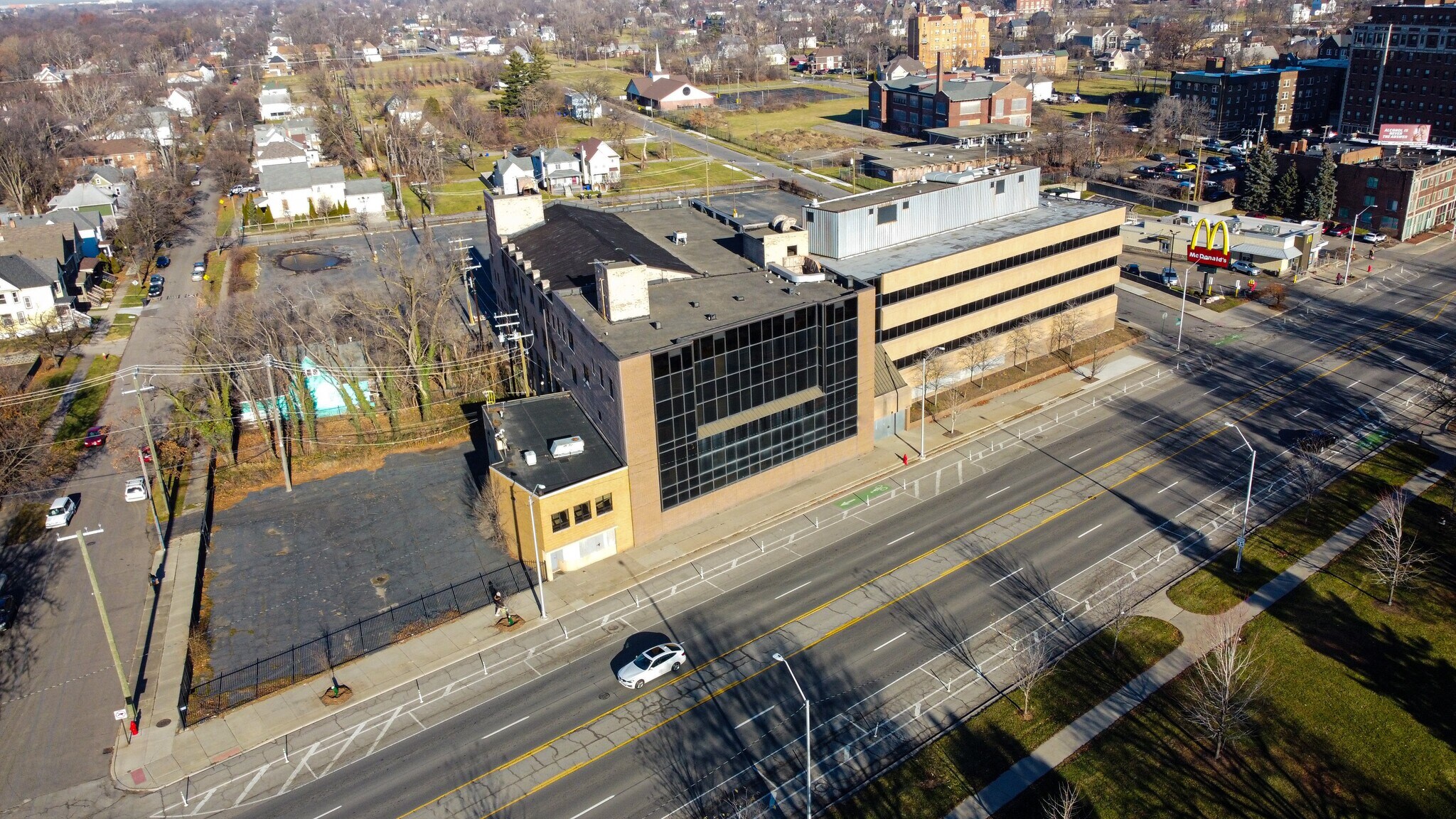 8701-8735 E Jefferson Ave, Detroit, MI à vendre Photo de l’immeuble– Image 1 sur 21