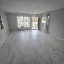 710 E Bay Dr, Largo, FL à louer Photo intérieure– Image 2 sur 4