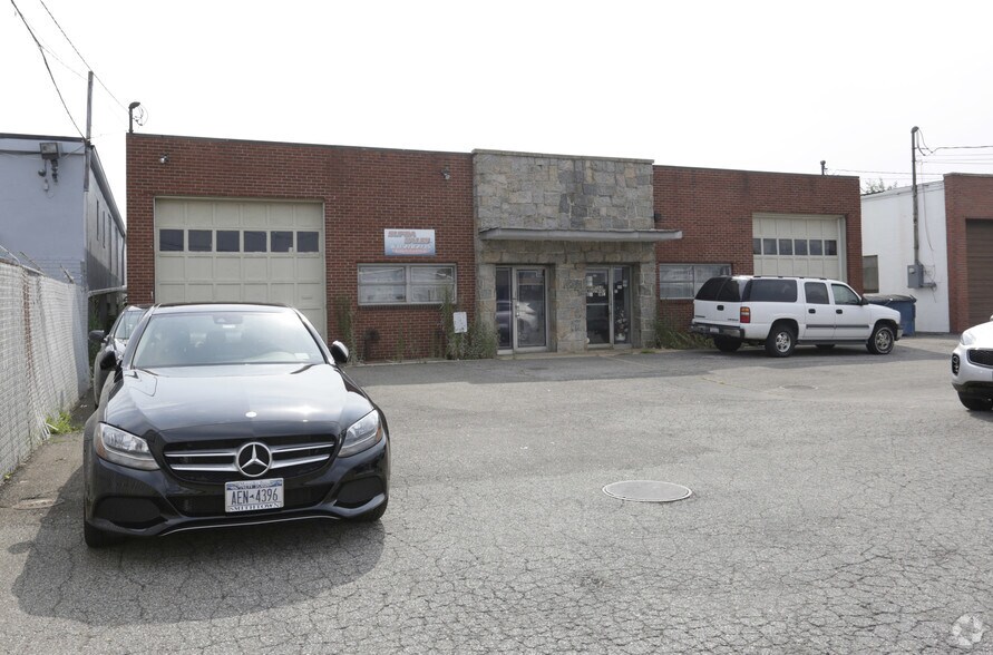 11 Sarah Dr, Farmingdale, NY à louer - Photo de l’immeuble – Image 3 sur 5